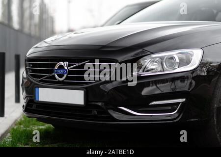 Kiew, Ukraine - 28. Januar 2020: Schwarzes volvo-auto auf der Straße der Stadt, in der Nähe Stockfoto