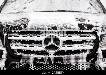 Kiew, Ukraine - 28. Januar 2020: Autowäsche, Logo Mercedes Firmenabzeichen vor dem schwarzen Auto. Stockfoto