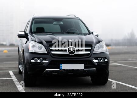 Kiew, Ukraine - 28. Januar 2020: Schwarzer Mercedes im Straßenverlauf Stockfoto