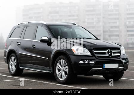 Kiew, Ukraine - 28. Januar 2020: Schwarzer Mercedes auf einer Straße in der Nähe der Stadt Stockfoto