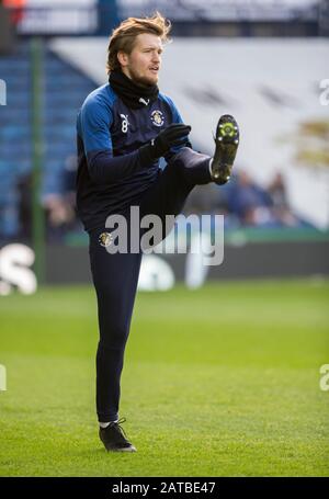 Februar 2020; The Hawthorns, West Bromwich, West Midlands, England; English Championship Football, West Bromwich Albion versus Luton Town; Luke Berry of Luton Town streckt sich während der Aufwärmphase vor dem Spiel - Streng genommen nur redaktionelle Verwendung. Keine Verwendung mit nicht autorisierten Audio-, Video-, Daten-, Regallisten-, Club-/Liga-Logos oder Live-Diensten. Die Online-Nutzung ist auf 120 Bilder beschränkt, keine Videoemulation. Keine Verwendung bei Wetten, Spielen oder Einzelspielen/Liga/Player-Veröffentlichungen Stockfoto