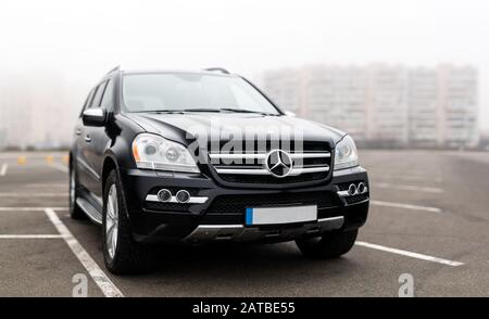 Kiew, Ukraine - 28. Januar 2020: Schwarzer Mercedes im Straßenverlauf Stockfoto