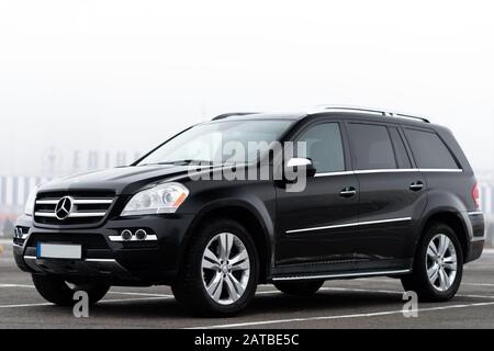 Kiew, Ukraine - 28. Januar 2020: Schwarzer Mercedes auf einer Straße in der Nähe der Stadt Stockfoto