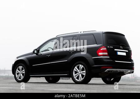 Kiew, Ukraine - 28. Januar 2020: Schöner schwarzer Mercedes-Wagen wird auf der Straße im Himmelshintergrund geparkt Stockfoto