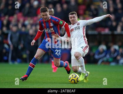 James McCarthy (links) von Crystal Palace und John Fleck von Sheffield United kämpfen während des Premier-League-Spiels im Selhurst Park, London um den Ball. Stockfoto