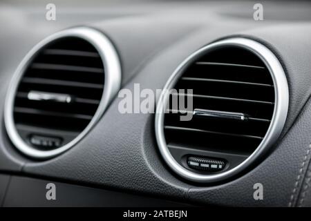 Schwarze Platte mit Autokonditionierer. Der Luftstrom im Fahrzeug. Luftkanäle, Leitbleche an der Fahrzeugverkleidung Stockfoto