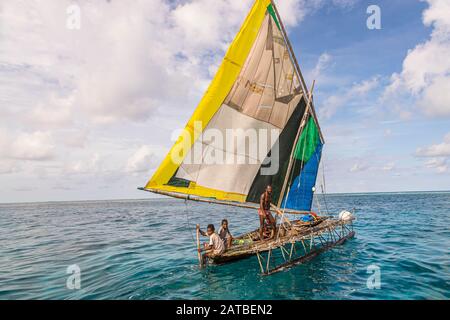 Die polynesische Proa ist ein Mehrrumpfboot mit Auslegern Stockfoto