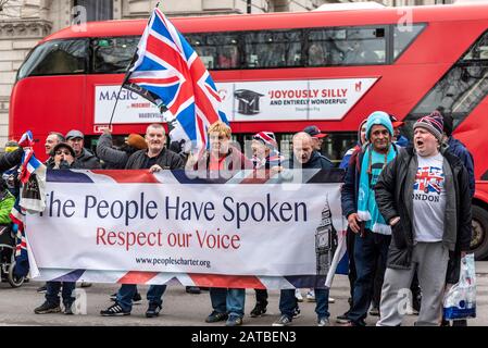 Wütende Brexiteers schängern Anti-Europa-Botschaften bei Pro-EU-remainern am Brexit-Tag, 31. Januar 2020, in London, Großbritannien. Die Leute haben Banner gesprochen Stockfoto