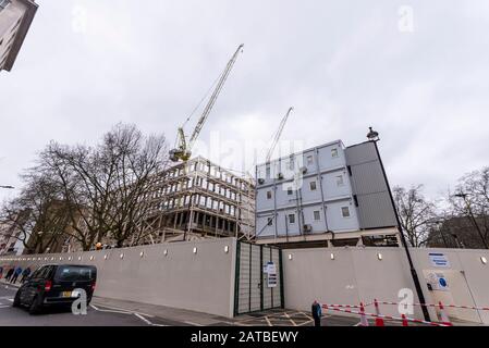 Freie US-Botschaft Grosvenor Square London. Botschaft der Vereinigten Staaten in London, Großbritannien. David Chipperfield wurde von dem in Entwicklung stehenden Palisander Hotel entworfen Stockfoto