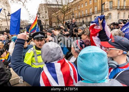 Wütende Brexiteers schängern Anti-Europa-Botschaften bei Pro-EU-remainern am Brexit-Tag, 31. Januar 2020, in London, Großbritannien. Polizist trennt Fraktionen Stockfoto