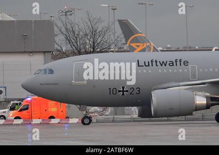 Februar 2020, Hessen, Frankfurt am Main: Der Airbus A310 "Kurt Schumacher" der Bundeswehr und ein Flugzeug der Bundesrepublik Deutschland kommen am Flughafen Frankfurt an. Das Bundeswehrflugzeug hat Deutsche und andere Bürger aus Wuhan, China, geflogen, das vom Coronavirus betroffen ist. Foto: Boris Roessler / dpa Stockfoto
