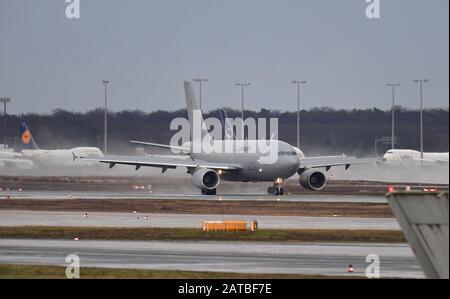 Februar 2020, Hessen, Frankfurt am Main: Der Airbus A310 "Kurt Schumacher" der Bundeswehr und ein Flugzeug der Bundesrepublik Deutschland kommen am Flughafen Frankfurt an. Das Flugzeug der Bundeswehr, das in China Deutsche und andere Bürger aus Wuhan flog, das vom Corona-Virus betroffen ist, ist in Frankfurt gelandet. Foto: Boris Roessler / dpa Stockfoto