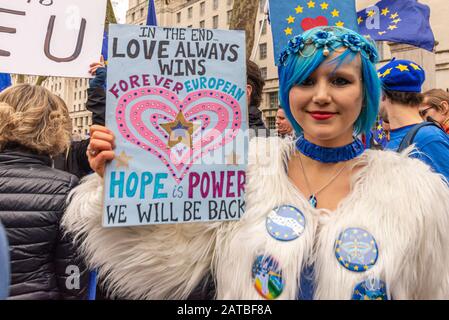 Madeleina Kay, EU Supergirl, am Brexit Day, 31. Januar 2020, in London, Großbritannien. Junge Pro-EU-Kämpferin mit Liebesplakette. Liebe gewinnt Stockfoto