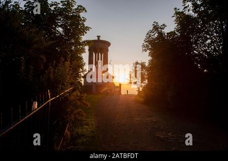 Dugald Stewart Monument Silhouette bei Sonnenuntergang. Stadtbild/Reisefotografie von Edinburgh von Pep Masip. Stockfoto