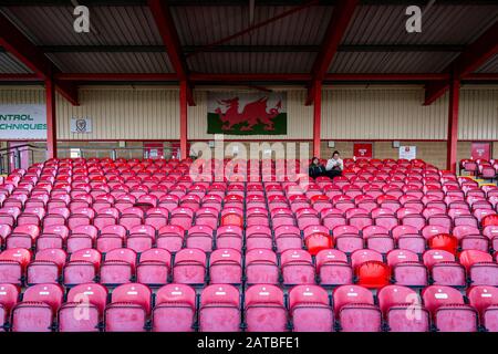 NEWTOWN, GROSSBRITANNIEN. Februar 2020. Die ersten Fans nehmen vor dem Nathaniel MG-Cup-Finale im Latham Park in Newtown ihre Plätze ein. Foto Credit: Matthew Lofthouse/Alamy Live News Stockfoto