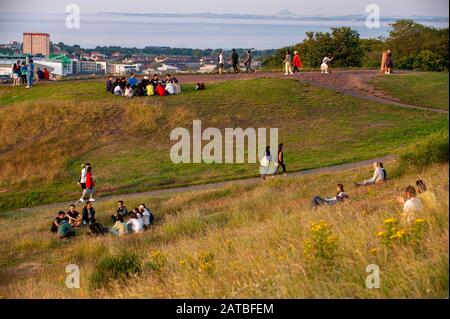 Menschen, die den Sonnenuntergang in Calton Hill genießen. Stadtbild/Reisefotografie von Edinburgh von Pep Masip. Stockfoto