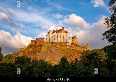 Schloss Edinburgh, von den Gärten der Princes Street aus gesehen. Stadtbild/Reisefotografie von Edinburgh von Pep Masip.