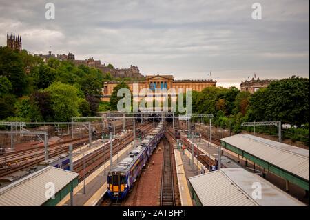 Schottische Nationalgalerie vom Bahnhof Waverley aus zu sehen. Stadtbild/Reisefotografie von Edinburgh von Pep Masip. Stockfoto