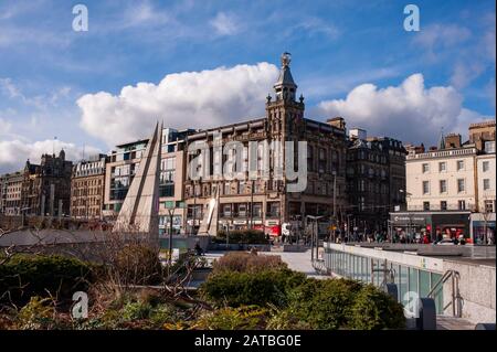 Blick auf die Fassade von Jenners vom waverley Mall Dach. Stadtbild/Reisefotografie von Edinburgh von Pep Masip. Stockfoto