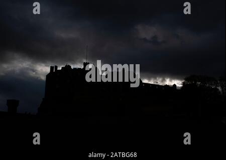 Edinburgh Castle Silhouette über einem wolkigen stürmischen Himmel. Stadtbild/Reisefotografie von Edinburgh von Pep Masip. Stockfoto