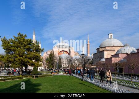 Hagia Sophia (Ayasofya), vom Sultanahmet Park aus gesehen. Istanbul, Türkei Stockfoto