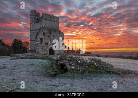 Ruinen von Donnington Castle bei Sonnenaufgang am frostigen Wintermorgen, Newbury, West Berkshire, England, Großbritannien, Europa Stockfoto
