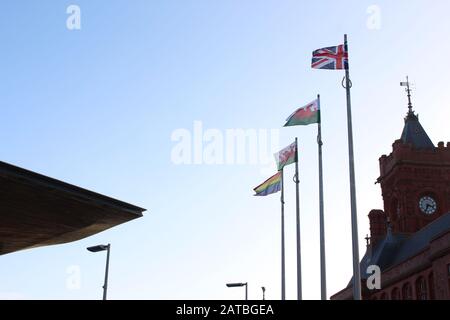 Ein Foto der Flaggen außerhalb der Nationalversammlung für Wales, Cardiff Bay, Cardiff, Großbritannien, am 1. Februar 2020, am Tag nach dem Ausscheiden des Vereinigten Königreichs aus der EU. Stockfoto