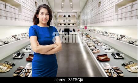 Zuversicht asiatische Frau gut in Kleidung aussehend oder mit Schuhgeschäft im Modegeschäft wählen Stockfoto