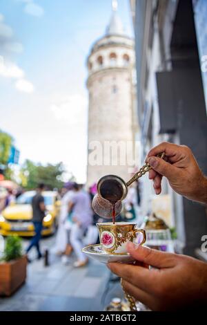 Türkischer Kaffee im Sand gekocht, Kaffee in Glut. In Galata, Istanbul, Türkei. Stockfoto