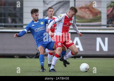 Spakenburg, Niederlande. Februar 2020. SPAKENBURG, 01-02-2020, De Westmaat Tweede Divisie, Dutch Football, Saison 2019-2020, ASWH-Spieler Koen Wesdorp, IJsselmervogels-Spieler Gwaeron Stout während des Spiels Credit: Pro Shots/Alamy Live Credit News Credit: Pro Shots/Alamy Live Credit News: Alamy Live Credit News: Alamy News Pro News: Alamy News Pro Shots/Alamy Live News Credit: Pro Shots/Alamy Live News Credit: Pro Shots/Alamy Live News Credit: Pro Shots/Alamy Live News Credit: Pro Shots/Alamy Live News Stockfoto