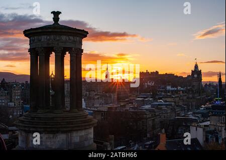 Sonnenuntergang über Edinburgh vom Calton Hill aus. Stadtbild/Reisefotografie von Edinburgh von Pep Masip. Stockfoto