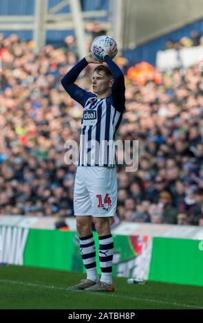 Februar 2020; The Hawthorns, West Bromwich, West Midlands, England; English Championship Football, West Bromwich Albion versus Luton Town; Conor Townsend of West Bromwich Albion einen Wurf in der ersten Hälfte - Streng Genommen nur redaktionelle Verwendung. Keine Verwendung mit nicht autorisierten Audio-, Video-, Daten-, Regallisten-, Club-/Liga-Logos oder Live-Diensten. Die Online-Nutzung ist auf 120 Bilder beschränkt, keine Videoemulation. Keine Verwendung bei Wetten, Spielen oder Einzelspielen/Liga/Player-Veröffentlichungen Stockfoto