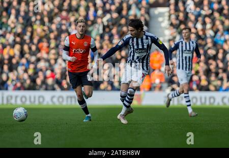 Februar 2020; The Hawthorns, West Bromwich, West Midlands, England; English Championship Football, West Bromwich Albion versus Luton Town; Filip Krovinovic von West Bromwich Albion, der den Ball passiert, während er von Harry Cornick aus Luton Town gejagt wird - Ausschließlich redaktionelle Verwendung. Keine Verwendung mit nicht autorisierten Audio-, Video-, Daten-, Regallisten-, Club-/Liga-Logos oder Live-Diensten. Die Online-Nutzung ist auf 120 Bilder beschränkt, keine Videoemulation. Keine Verwendung bei Wetten, Spielen oder Einzelspielen/Liga/Player-Veröffentlichungen Stockfoto