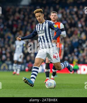 Februar 2020; The Hawthorns, West Bromwich, West Midlands, England; English Championship Football, West Bromwich Albion versus Luton Town; Callum Robinson of West Bromwich Albion mit dem Ball zu seinen Füßen - Streng genommen nur redaktionelle Verwendung. Keine Verwendung mit nicht autorisierten Audio-, Video-, Daten-, Regallisten-, Club-/Liga-Logos oder Live-Diensten. Die Online-Nutzung ist auf 120 Bilder beschränkt, keine Videoemulation. Keine Verwendung bei Wetten, Spielen oder Einzelspielen/Liga/Player-Veröffentlichungen Stockfoto