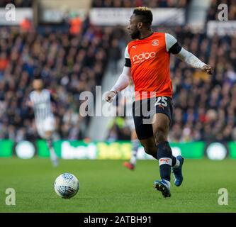 Februar 2020; The Hawthorns, West Bromwich, West Midlands, England; English Championship Football, West Bromwich Albion versus Luton Town; Kazenga LuaLua of Luton Town mit dem Ball zu seinen Füßen auf der Suche nach einem Pass - Streng Genommen nur redaktionelle Verwendung. Keine Verwendung mit nicht autorisierten Audio-, Video-, Daten-, Regallisten-, Club-/Liga-Logos oder Live-Diensten. Die Online-Nutzung ist auf 120 Bilder beschränkt, keine Videoemulation. Keine Verwendung bei Wetten, Spielen oder Einzelspielen/Liga/Player-Veröffentlichungen Stockfoto