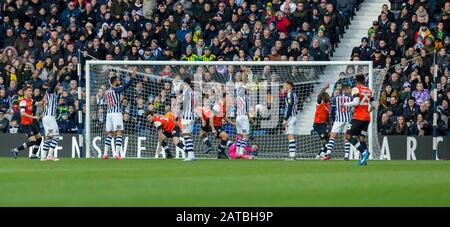 Februar 2020; The Hawthorns, West Bromwich, West Midlands, England; English Championship Football, West Bromwich Albion versus Luton Town; EIN Luton-Tor wird in der ersten Hälfte als offside bezeichnet - Streng genommen nur redaktionelle Verwendung. Keine Verwendung mit nicht autorisierten Audio-, Video-, Daten-, Regallisten-, Club-/Liga-Logos oder Live-Diensten. Die Online-Nutzung ist auf 120 Bilder beschränkt, keine Videoemulation. Keine Verwendung bei Wetten, Spielen oder Einzelspielen/Liga/Player-Veröffentlichungen Stockfoto