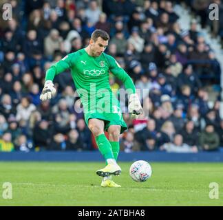 Februar 2020; The Hawthorns, West Bromwich, West Midlands, England; English Championship Football, West Bromwich Albion versus Luton Town; Luton Town Torhüter Simon Sluga spielt den Ball aus seiner Box - Streng Genommen nur redaktioneller Einsatz. Keine Verwendung mit nicht autorisierten Audio-, Video-, Daten-, Regallisten-, Club-/Liga-Logos oder Live-Diensten. Die Online-Nutzung ist auf 120 Bilder beschränkt, keine Videoemulation. Keine Verwendung bei Wetten, Spielen oder Einzelspielen/Liga/Player-Veröffentlichungen Stockfoto