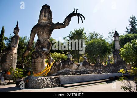 Nong KHAI, THAILAND - 19. DEZEMBER: Sala Kaew-Ku oder Keoku fantastischer Betonskulpturenpark, der vom Buddhismus inspiriert ist, für Menschen, die Reisen in Non besuchen Stockfoto