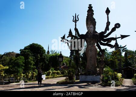 Nong KHAI, THAILAND - 19. DEZEMBER: Sala Kaew-Ku oder Keoku fantastischer Betonskulpturenpark, der vom Buddhismus inspiriert ist, für Menschen, die Reisen in Non besuchen Stockfoto
