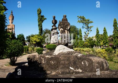 Nong KHAI, THAILAND - 19. DEZEMBER: Sala Kaew-Ku oder Keoku fantastischer Betonskulpturenpark, der vom Buddhismus inspiriert ist, für Menschen, die Reisen in Non besuchen Stockfoto
