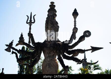 Nong KHAI, THAILAND - 19. DEZEMBER: Sala Kaew-Ku oder Keoku fantastischer Betonskulpturenpark, der vom Buddhismus inspiriert ist, für Menschen, die Reisen in Non besuchen Stockfoto