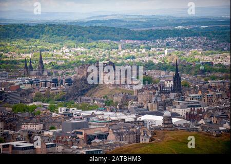 Schloss Edinburgh, von Salisbury craigs aus gesehen. Stadtbild/Reisefotografie von Edinburgh von Pep Masip. Stockfoto