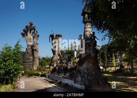 Nong KHAI, THAILAND - 19. DEZEMBER: Sala Kaew-Ku oder Keoku fantastischer Betonskulpturenpark, der vom Buddhismus inspiriert ist, für Menschen, die Reisen in Non besuchen Stockfoto