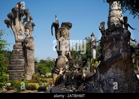 Nong KHAI, THAILAND - 19. DEZEMBER: Sala Kaew-Ku oder Keoku fantastischer Betonskulpturenpark, der vom Buddhismus inspiriert ist, für Menschen, die Reisen in Non besuchen Stockfoto