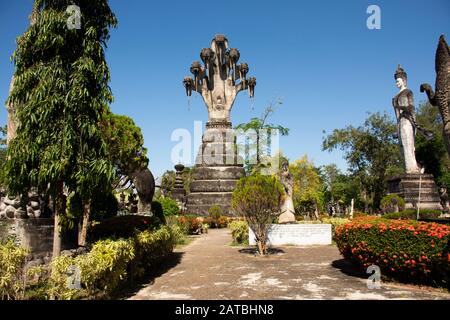 Nong KHAI, THAILAND - 19. DEZEMBER: Sala Kaew-Ku oder Keoku fantastischer Betonskulpturenpark, der vom Buddhismus inspiriert ist, für Menschen, die Reisen in Non besuchen Stockfoto