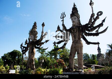 Nong KHAI, THAILAND - 19. DEZEMBER: Sala Kaew-Ku oder Keoku fantastischer Betonskulpturenpark, der vom Buddhismus inspiriert ist, für Menschen, die Reisen in Non besuchen Stockfoto