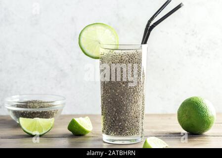 Chia Seeds Detox Wasser mit Limette, Superessgetränk, gesundem Essen und Lifestyle-Konzept. Stockfoto
