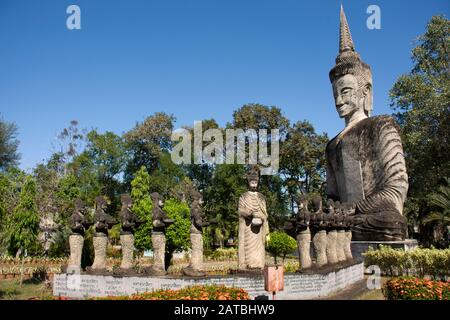 Nong KHAI, THAILAND - 19. DEZEMBER: Sala Kaew-Ku oder Keoku fantastischer Betonskulpturenpark, der vom Buddhismus inspiriert ist, für Menschen, die Reisen in Non besuchen Stockfoto