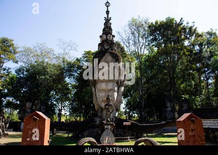 Nong KHAI, THAILAND - 19. DEZEMBER: Sala Kaew-Ku oder Keoku fantastischer Betonskulpturenpark, der vom Buddhismus inspiriert ist, für Menschen, die Reisen in Non besuchen Stockfoto