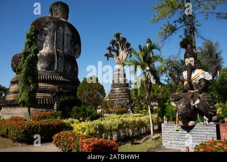 Nong KHAI, THAILAND - 19. DEZEMBER: Sala Kaew-Ku oder Keoku fantastischer Betonskulpturenpark, der vom Buddhismus inspiriert ist, für Menschen, die Reisen in Non besuchen Stockfoto